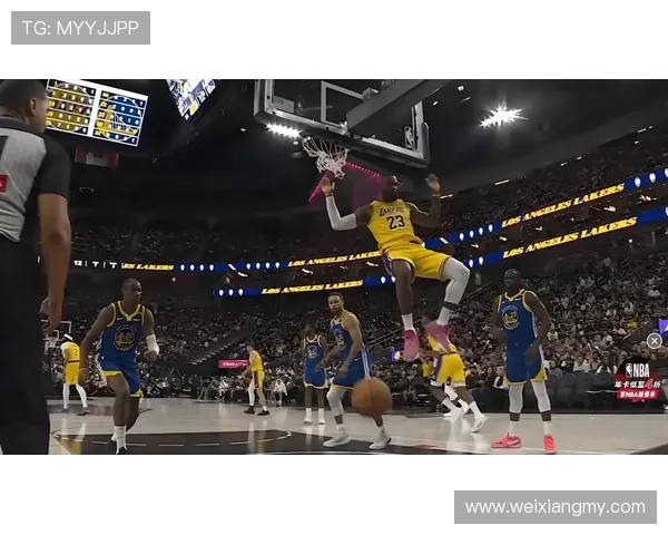 格林精准击地妙传库里反跑上篮轻松得分助勇士领先